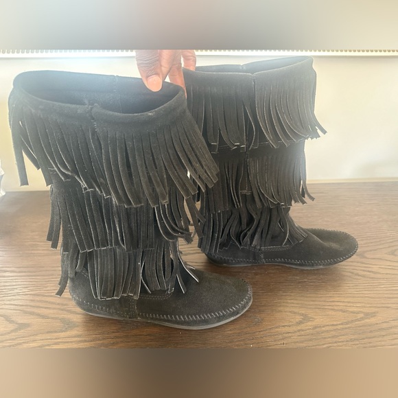 Minnetonka Black 3 Layer Fringe Boots, Size 8 - Picture 4 of 5